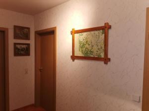 un miroir sur un mur avec une photo dans l'établissement Ferienwohnung Anna, à Monplaisir