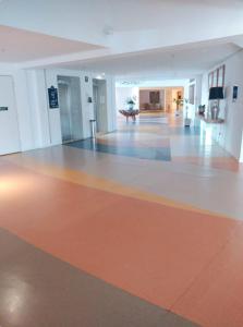 a large empty room with a orange and white floor at Condominio Barretos Thermas Park apto 312 in Barretos +6 photos