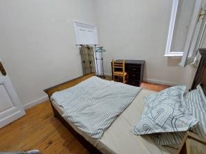 سرير أو أسرّة في غرفة في AL- Mazareta a private Bedroom For Men only غرفة خاصة للرجال فقط 仅限男士 女士不允许