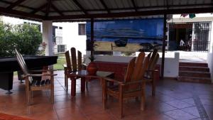 un patio con mesa, sillas y piano en VILLA BOCA MAR, en Boca Chica