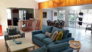 sala de estar con sofá azul y mesa en VILLA BOCA MAR, en Boca Chica