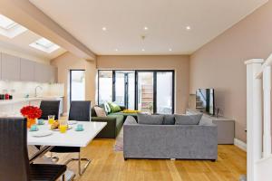 a living room with a couch and a table at Spacious 3bed kensington in London