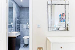 W łazience znajduje się umywalka i lustro. w obiekcie Outstanding 1 bed duplex w Londynie