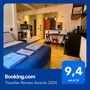 um quarto de hotel com uma cama, uma cozinha e uma sala de jantar em Loft lindo e aconchegante no centro de Teresópolis em Teresópolis