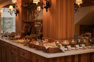 a buffet with baskets of food on a table at Hotel Solar d'Izabel in Campos do Jordão
