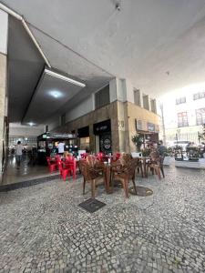 un ristorante con tavoli e sedie in un edificio di Studio Dowtown tech Rio a Rio de Janeiro