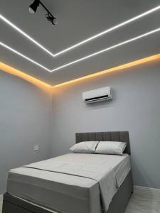 - une chambre blanche avec un lit dans l'établissement Studio Dowtown tech Rio, à Rio de Janeiro