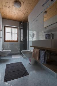 a bathroom with a sink and a toilet and a tub at Zehentnerhof in Laion