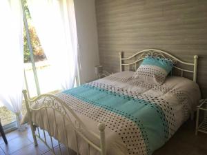 - une chambre avec un lit doté d'un oreiller et d'une fenêtre dans l'établissement Villa de 5 chambres avec piscine privee jardin amenage et wifi a Montgaillard, à Montgaillard