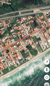 eine Luftblick auf eine Stadt mit Häusern und das Meer in der Unterkunft Casa na Barra de São Miguel -AL in São Miguel dos Campos + 2 Fotos