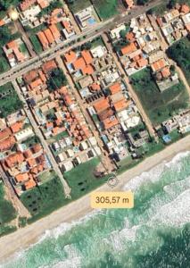 Luftaufnahme eines Strandes mit Häusern und dem Meer in der Unterkunft Casa na Barra de São Miguel -AL in São Miguel dos Campos