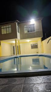ein Haus mit Swimmingpool bei Nacht in der Unterkunft Casa na Barra de São Miguel -AL in São Miguel dos Campos