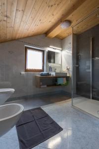 ein Bad mit einer Glasdusche und einem Waschbecken in der Unterkunft Zehentnerhof in Lajen