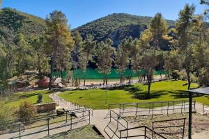 vistas a un parque con árboles y un lago en Nueva Sierra de Altomira, en Albalate de Zorita