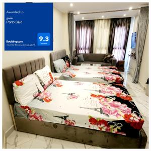 Port Said的住宿－بورتوسعيد Porto Said，两间位于酒店客房的床位,可为入住客人提供
