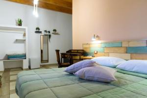 モルフェッタにあるAgriturismo La Ferroviaのベッドルーム1室(大型ベッド1台、枕2つ付)