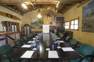 A restaurant or other place to eat at Hotel BOUTIQUE HOCES DEL DURATON