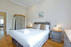 a bedroom with a large white bed in a room at Stunning 1bed Kensington in London