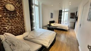 Una cama o camas en una habitación de Gorgeous Paris Eiffel Tower