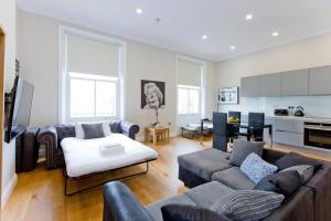 a living room with a couch and a table at Stunning 1bed Kensington in London