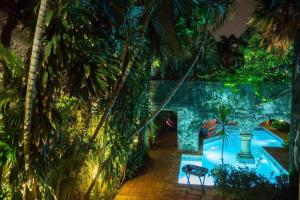 un patio trasero con piscina por la noche en Magnificent Colonial Mansion en Cartagena de Indias