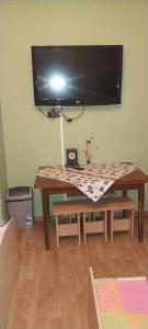 Telewizja i/lub zestaw kina domowego w obiekcie Uslugi Hotelowe Władysław