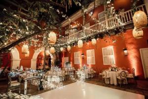 un salón de banquetes con mesas blancas, sillas y luces en Magnificent Colonial Mansion en Cartagena de Indias