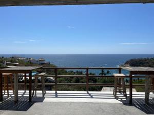 ein Blick auf das Meer vom Balkon eines Hauses in der Unterkunft Loft Horizonte Arte 2 in Puerto Escondido