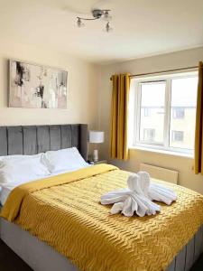 Un pat sau paturi într-o cameră la Stunning Private room + Bathroom & Parking!