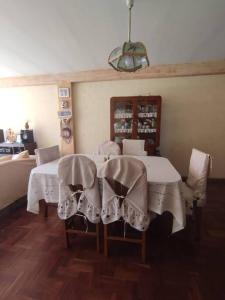 uma sala de jantar com uma mesa com toalha de mesa branca em Elegante Apartamento en La Paz em La Paz