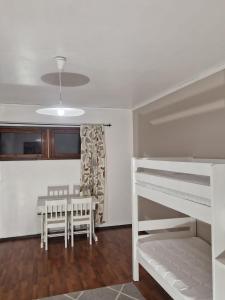 1 dormitorio con 2 literas y mesa de comedor en Ainola 1, en Syöte