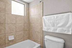 Tucson The Greens! 3br APT w/ Pool & Spa的一间浴室