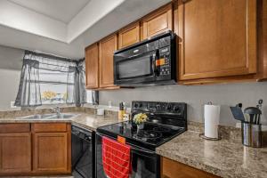 Tucson The Greens! 3br APT w/ Pool & Spa的厨房或小厨房
