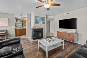 Tucson The Greens! 3br APT w/ Pool & Spa的电视和/或娱乐中心