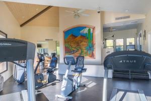 Tucson The Greens! 3br APT w/ Pool & Spa的健身中心和/或健身设施
