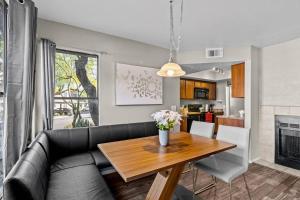 土桑Tucson The Greens! 3br APT w/ Pool & Spa的带沙发和餐桌的客厅