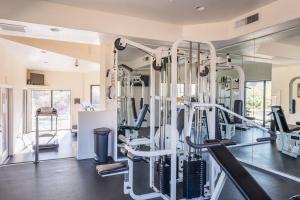 Tucson The Greens! 3br APT w/ Pool & Spa的健身中心和/或健身设施