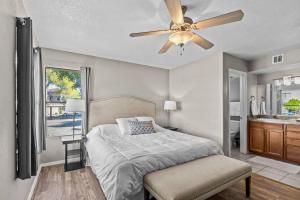 土桑Tucson The Greens! 3br APT w/ Pool & Spa的带床和吊扇的卧室 更多37张照片