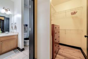 Koupelna v ubytování Tupelo Honey - 6 BR, Sleeps 16+ + 27 fotografií