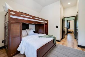 1 dormitorio con 1 cama grande con marco de madera en Tupelo Honey - 6 BR, Sleeps 16+, en Savannah