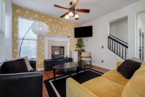 TV a/nebo společenská místnost v ubytování Tupelo Honey - 6 BR, Sleeps 16+
