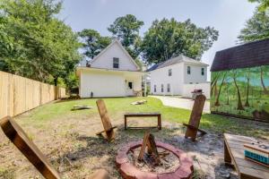 un patio trasero con una valla y una casa en Tupelo Honey - 6 BR, Sleeps 16+, en Savannah