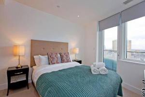 Ένα ή περισσότερα κρεβάτια σε δωμάτιο στο Stunning Thames view 3BR Heaven