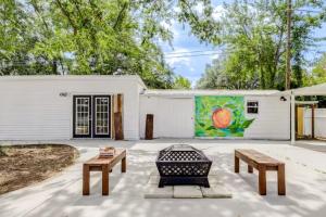 a white building with a table and a bench at The Peach Family Friendly Oasis in Savannah