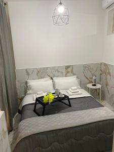 Un dormitorio con una cama con una bandeja de flores. en Mergellina Relais 70- Casa vacanze Napoli, en Nápoles