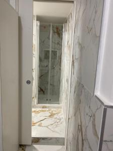 y baño con ducha y espejo. en Mergellina Relais 70- Casa vacanze Napoli, en Nápoles