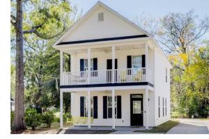 Casa blanca con porche y balcón en Honey, I’m Home near Savannah - Seen on HGTV en Savannah