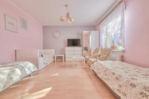 1 dormitorio con 2 camas y TV. en Agroturystyka Barycz 46, en Końskie