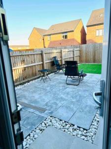 マンチェスターにあるStunning Private room in a Home - TV, Bathroom & Parking!のパティオ(椅子2脚、フェンス付)