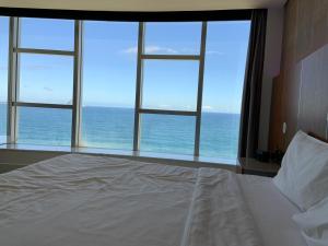 1 dormitorio con 1 cama y vistas al océano en Hotel Nacional RJ - Vista Mar, en Río de Janeiro